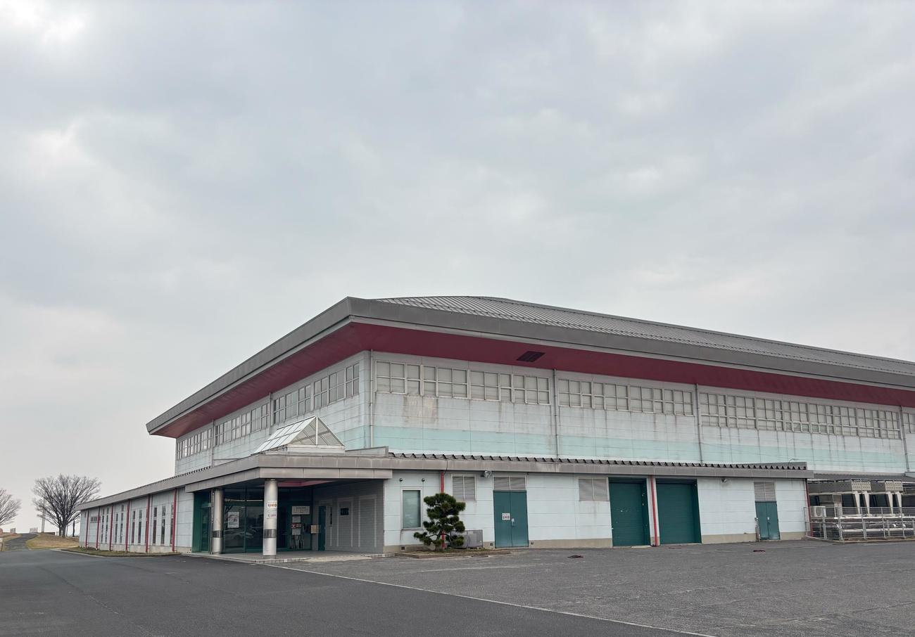 島根県出雲市園町にある湖遊館の外観（撮影・勝部晃多）