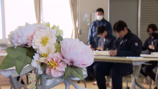 卒業生に贈るコサージュ 「思いを込めて作った」 桃花台学園の2年生が手作り 山梨・笛吹市（YBS山梨放送） - Yahoo!ニュース