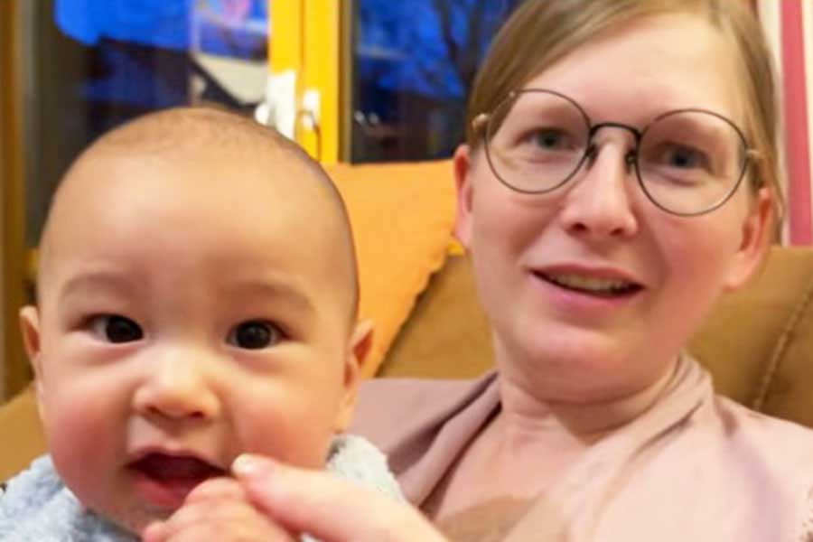 第1子・ルイくんを連れてドイツへ里帰りしたレナさん【出典：YouTube「LTブログ」よりスクリーンショット】