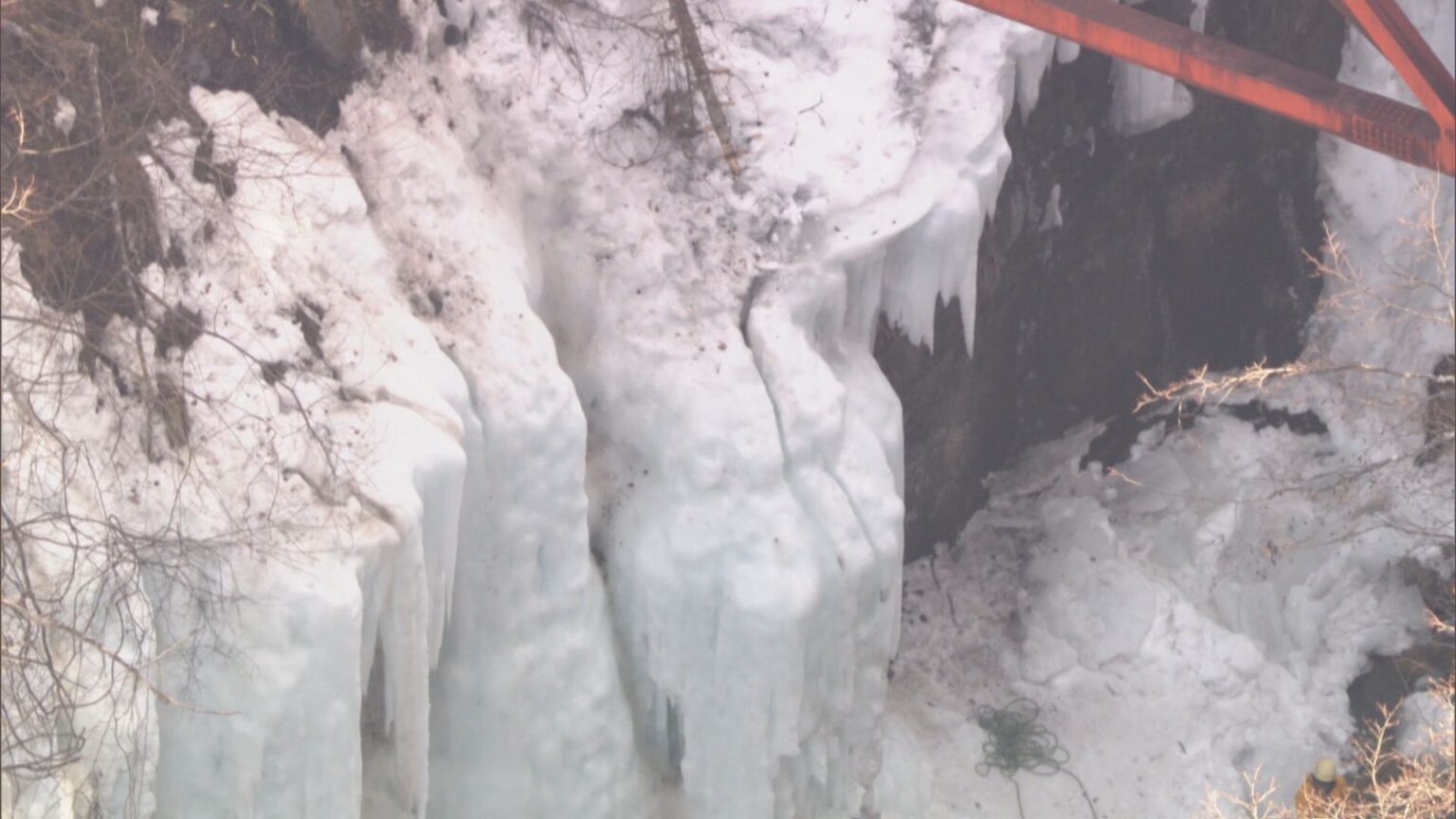 氷の塊の下敷きになった男性が死亡 アイスクライミング中に滑落 平年を大きく上回る気温 岐阜・下呂市 濁河大橋近く(CBCテレビ) 氷の塊の下敷きになった男性が死亡 アイスクライミング中に滑落 平年を大きく上回る気温 岐阜・下呂市 濁河大橋近く(CBCテレビ)