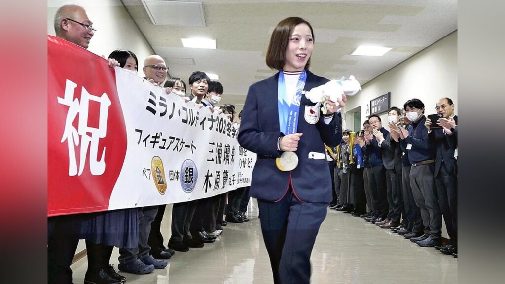 「りくりゅう」三浦璃来選手、両親に「20年支えてくれてありがとう」と感謝伝える…故郷の宝塚市役所で明かす – 読売新聞オンライン 「りくりゅう」三浦璃来選手、両親に「20年支えてくれてありがとう」と感謝伝える…故郷の宝塚市役所で明かす - 読売新聞オンライン