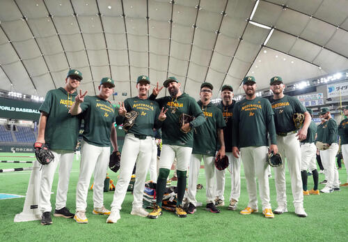 ポーズを決めるオーストラリア代表。中央はバンスティーンセル（撮影・たえ見朱実）