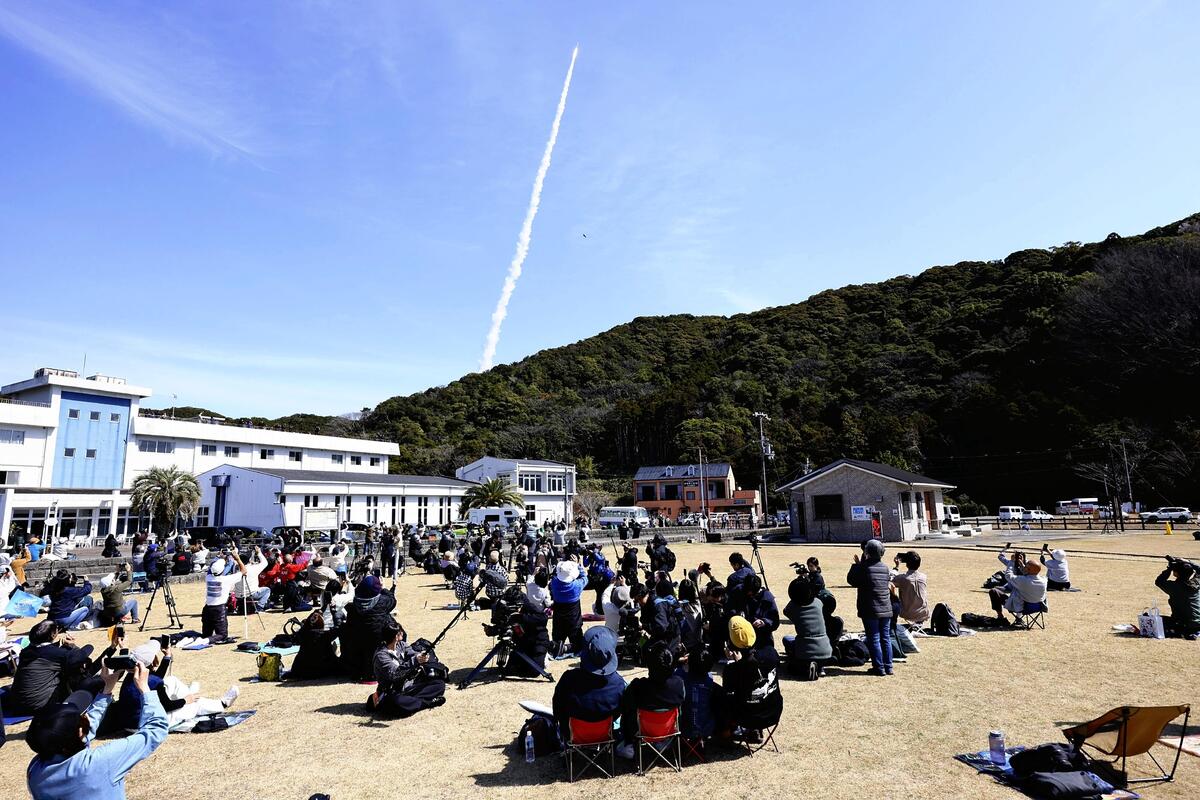 打ち上げられた「カイロス」３号機を見上げる人たち（５日午前１１時１０分、和歌山県串本町で）＝吉野拓也撮影