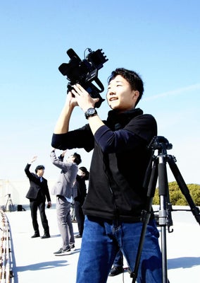 打ち上げを見守る清野さん（５日午前１１時１２分、和歌山県串本町で）