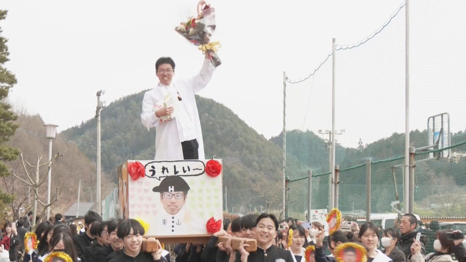 きっかけは卒業生のサプライズ 中学校の伝統行事「卒業みこし」 感謝の気持ちを込め恩師を担ぐ 岐阜・高山市(CBCテレビ) – Yahoo!ニュース きっかけは卒業生のサプライズ 中学校の伝統行事「卒業みこし」 感謝の気持ちを込め恩師を担ぐ 岐阜・高山市(CBCテレビ) - Yahoo!ニュース