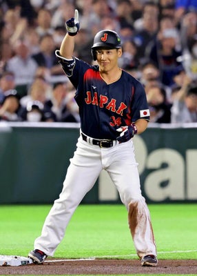 ２回２死１塁、適時２塁打を放ち喜ぶ吉田（６日）＝片岡航希撮影