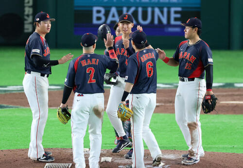 台湾対日本　台湾相手に7回コールドゲームで勝利しマウンドでタッチする曽谷ら日本ナイン（撮影・加藤哉）