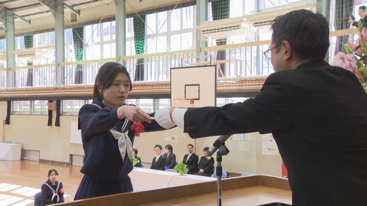「母校がなくなるのは寂しい」過疎化で閉校する中学校で“最後の卒業式” 統合後の学区は名古屋市よりも広く | 東海テレビNEWS