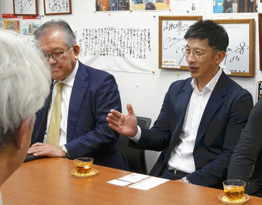 目指す女子硬式野球像について語る矢野さん（右、高知県庁で）