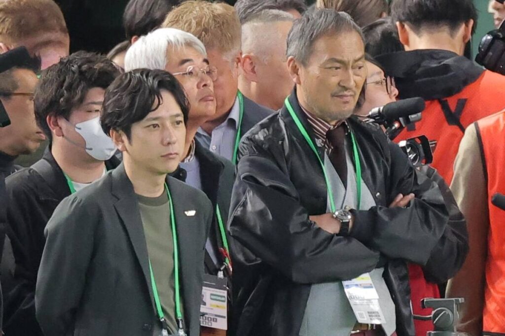 侍ジャパンの練習を見る二宮和也と渡辺謙（カメラ・上村 尚平）