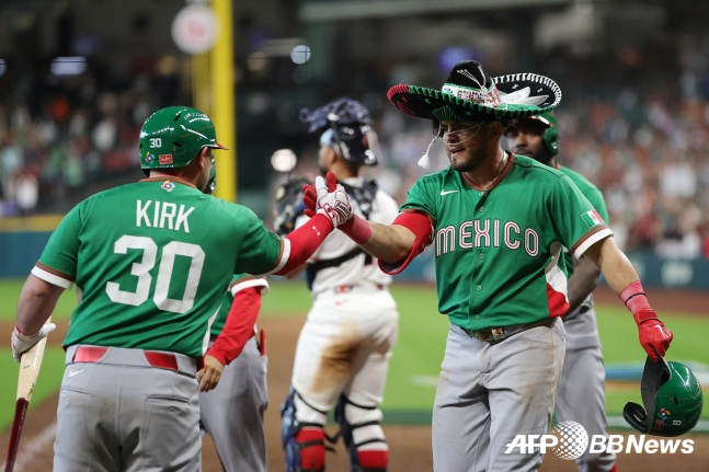 メキシコのヨナタン·アランダ（右）が7日（韓国時間）、米テキサス州ヒューストンのダイキンパークで行われた本大会第1ラウンドB組試合の8回表、2死1、2塁で左越え3点本塁打を放ち、セレモニーをしている。 /AFPBBNews=ニュース1