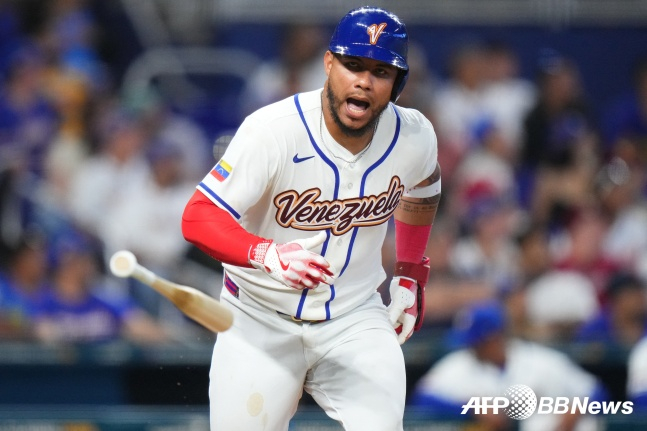 ベネズエラのウィルソン·コントレラスが7日（韓国時間）、米フロリダ州マイアミのロンディポ·パークで、大会本選1ラウンドD組オランダと試合5回裏無死満塁で、左前2打点の適時打を放ち、咆哮した。 /AFPBBNews=ニュース1