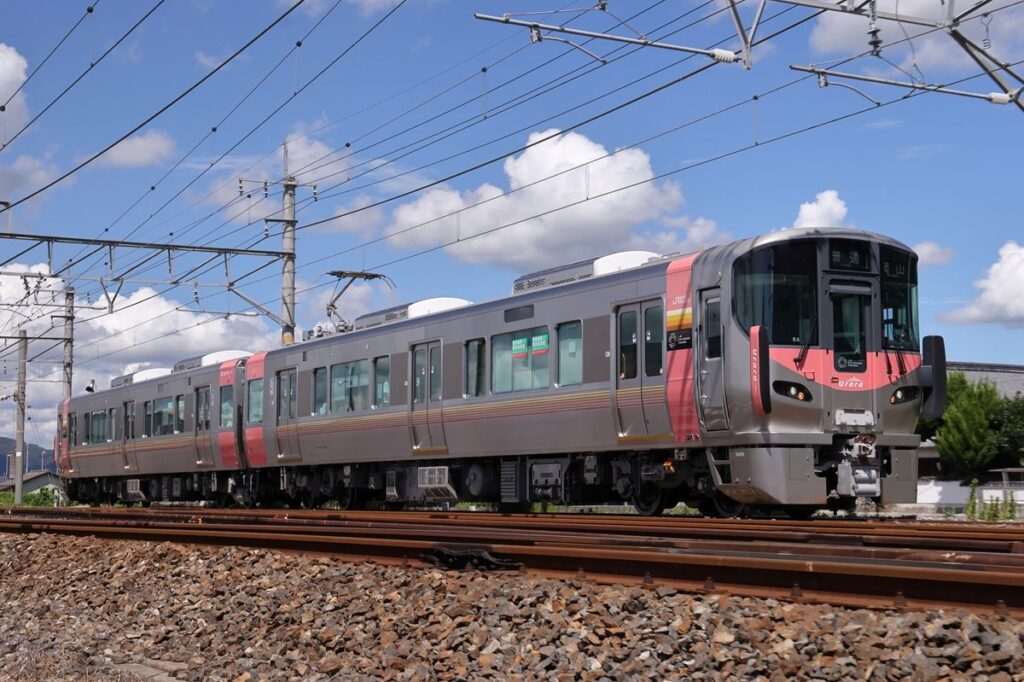 JR西日本227系「Urara」山陰本線乗り入れ開始！島根に「桃色の風」が吹く、3月14日ダイヤ改正で伯備線の風景が一新 | 旅とおでかけ 鉄道チャンネル