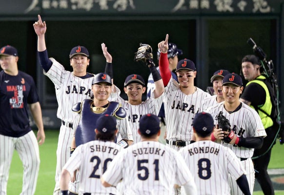 韓国に勝利し喜ぶナイン（７日）＝沢野貴信撮影