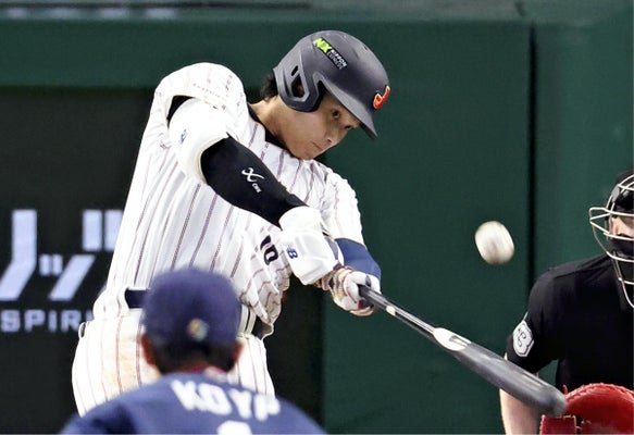 ３回１死、同点ソロを放つ大谷（７日）＝沢野貴信撮影