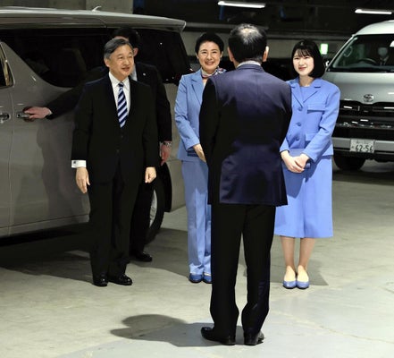 ＷＢＣ観戦のため東京ドームに到着された天皇、皇后両陛下と愛子さま（８日午後）＝横山就平撮影