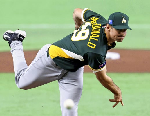 力投する豪州先発のマクドナルド（８日）＝佐伯文人撮影