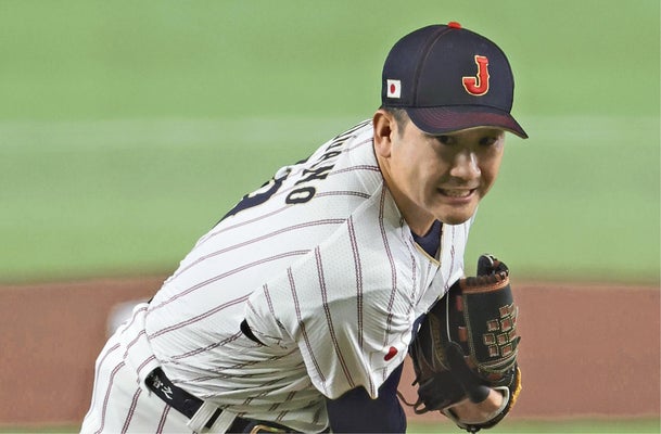 力投する先発の菅野（８日）＝佐伯文人撮影