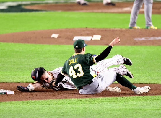 ４回２死満塁、大谷の打席で、捕手からの送球でアウトになる２塁走者・牧（８日）＝沢野貴信撮影