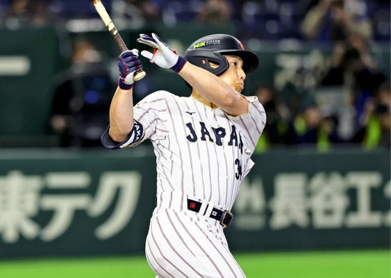 ７回２死１塁、逆転２ランを放つ吉田（８日）＝片岡航希撮影