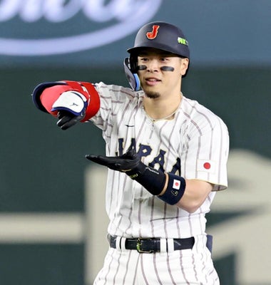 ８回１死１、３塁、代打で適時２塁打を放ち、「お茶たてポーズ」を披露する佐藤（８日）＝片岡航希撮影