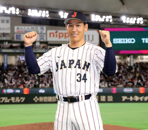 日本対オーストラリア　ヒーローインタビューを終えマッスルポーズを決める吉田（撮影・浅見桂子）