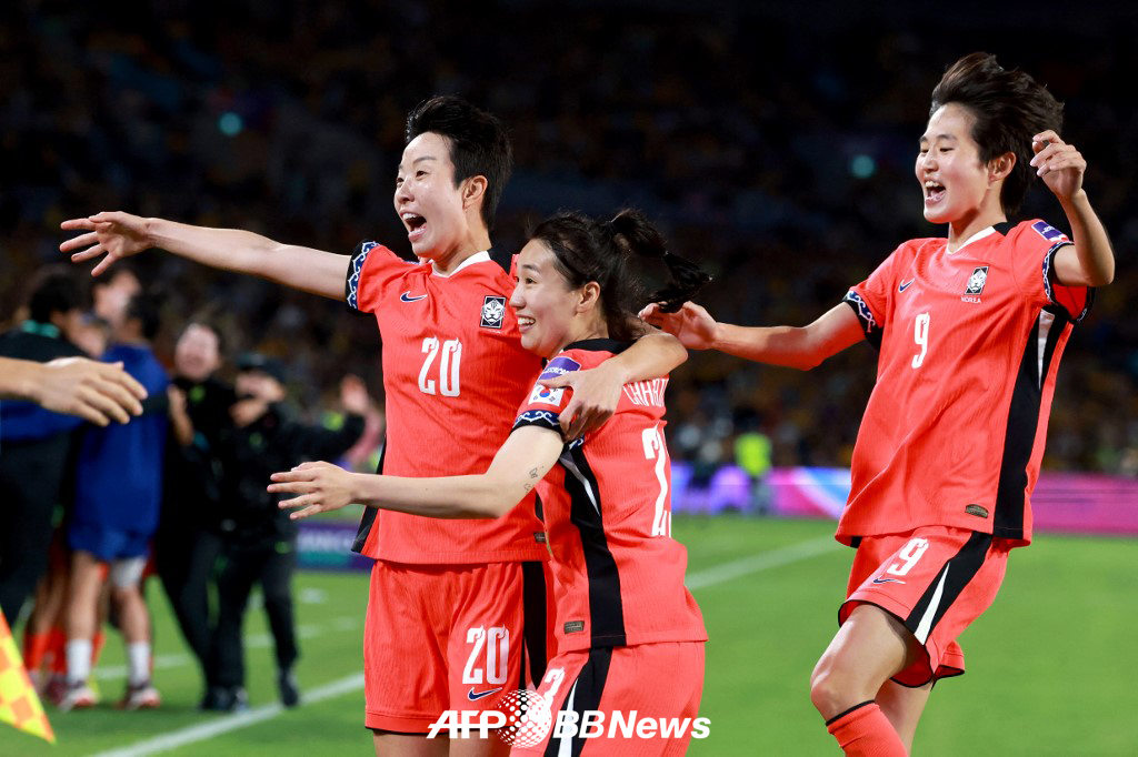 韓国女子サッカー代表チームの選手たちが8日、オーストラリア·シドニーのスタジアム、オーストラリアで行われた2026AFC女子アジアカップ1次リーグA組第3戦のオーストラリア戦でゴールを決めた後、喜んでいる。 /AFPBBNews=ニュース1