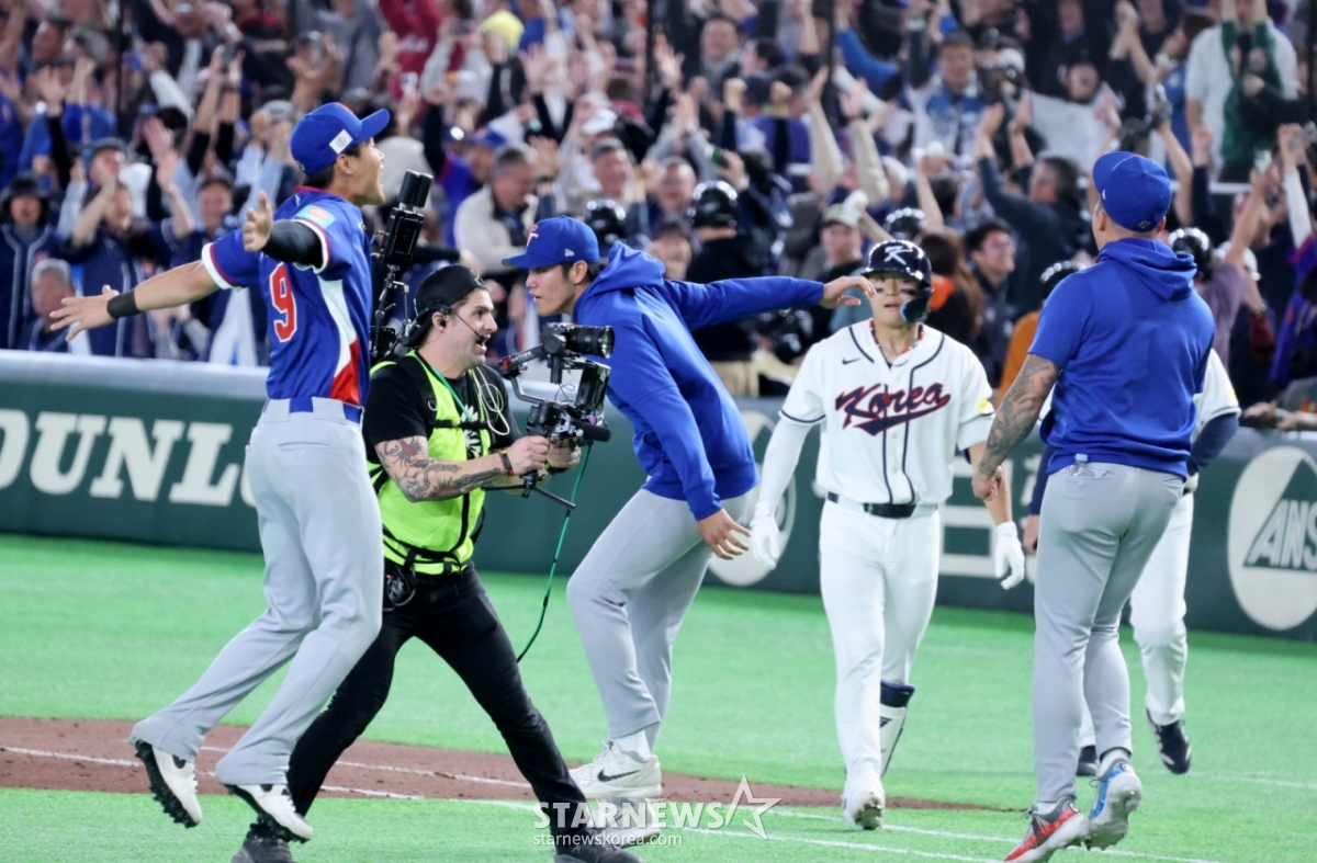 金ドヨン（左から4番目）が8日、東京ドームで行われた2026、WBC、東京POOL、大韓民国と台湾の試合勝負の10回裏、2死2塁の外野フライで退いている。 韓国が4-5で敗れた。   026.03.08. /写真=カン·ヨンジョ cameratalks@