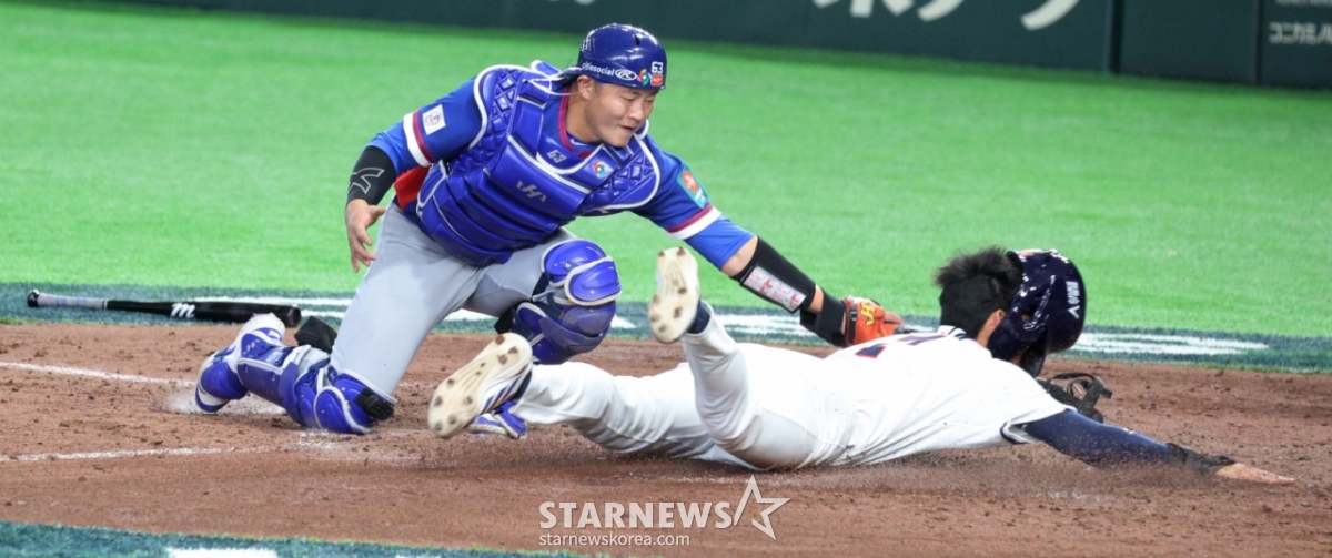 金ジュウォン（右）が8日、台湾戦の勝負を決める10回裏、1死3塁の金ヘソンの1塁ゴロの時、ホームでタグアウトされている。 /写真=姜永祚（カン·ヨンジョ）先任記者