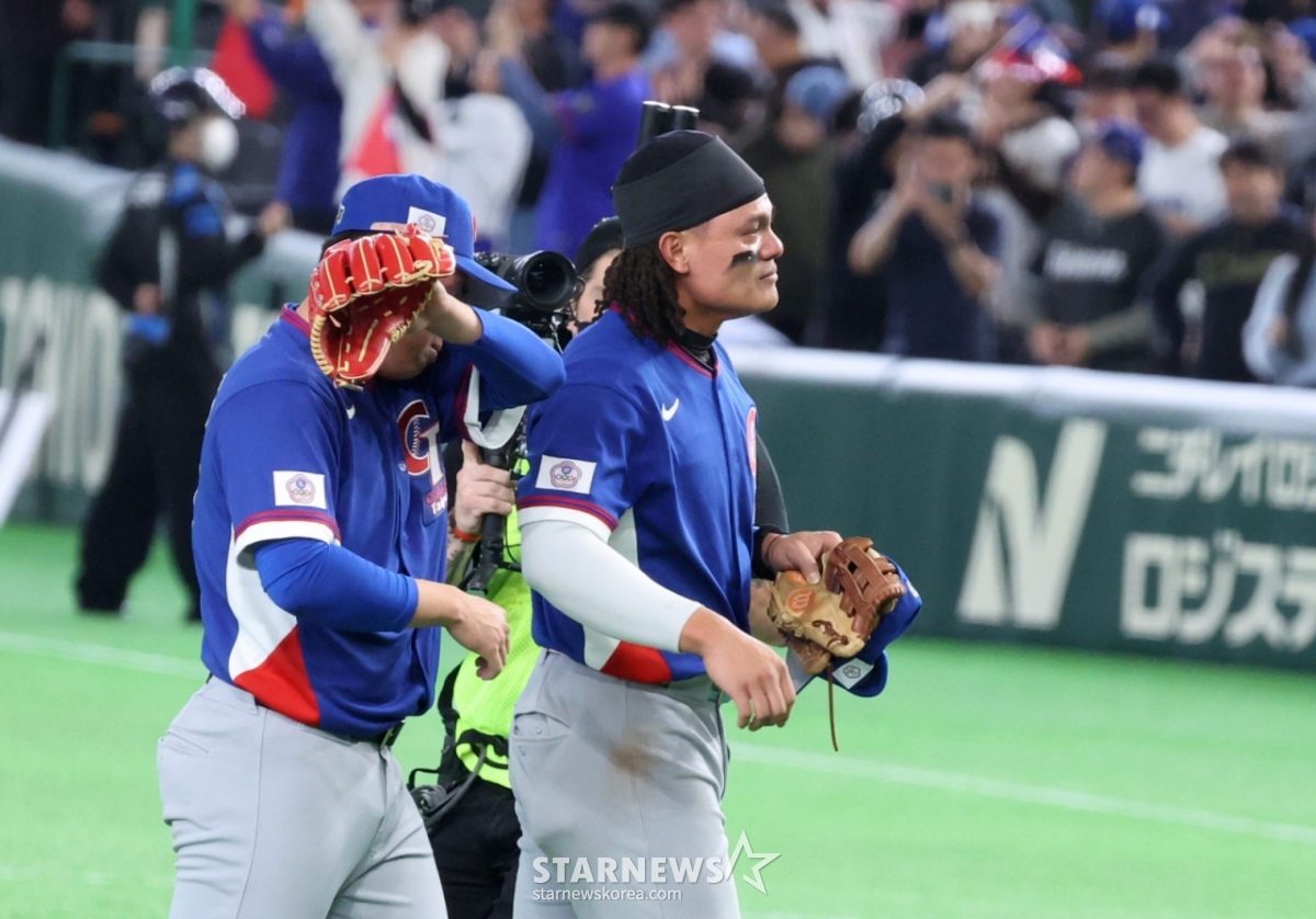台湾選手たちが勝利後、感激の涙を流している。 /写真=姜永祚（カン·ヨンジョ）先任記者