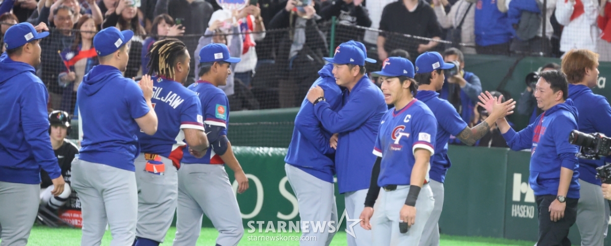 台湾の選手たちが韓国戦で勝利した後、監督とハイタッチを交わしている。 /写真=姜永祚（カン·ヨンジョ）先任記者