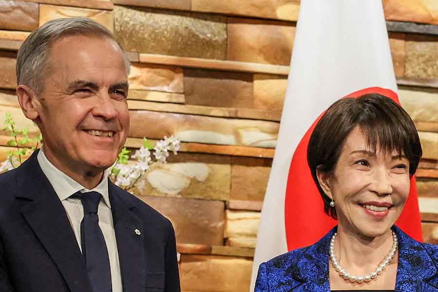 首脳会談を行った（左から）マーク・カーニー首相と高市早苗首相【写真：Aflo】