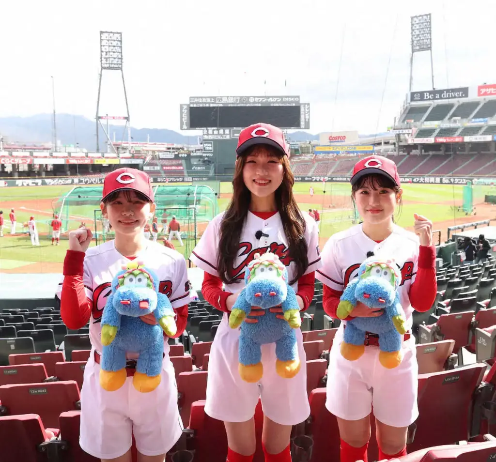 広島　26年度ホームランガールをお披露目　今季は3人の大学生が務める - スポニチ Sponichi Annex 野球