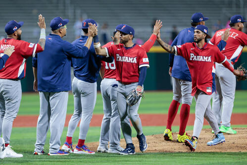 勝利を喜ぶパナマの選手たち（AP）