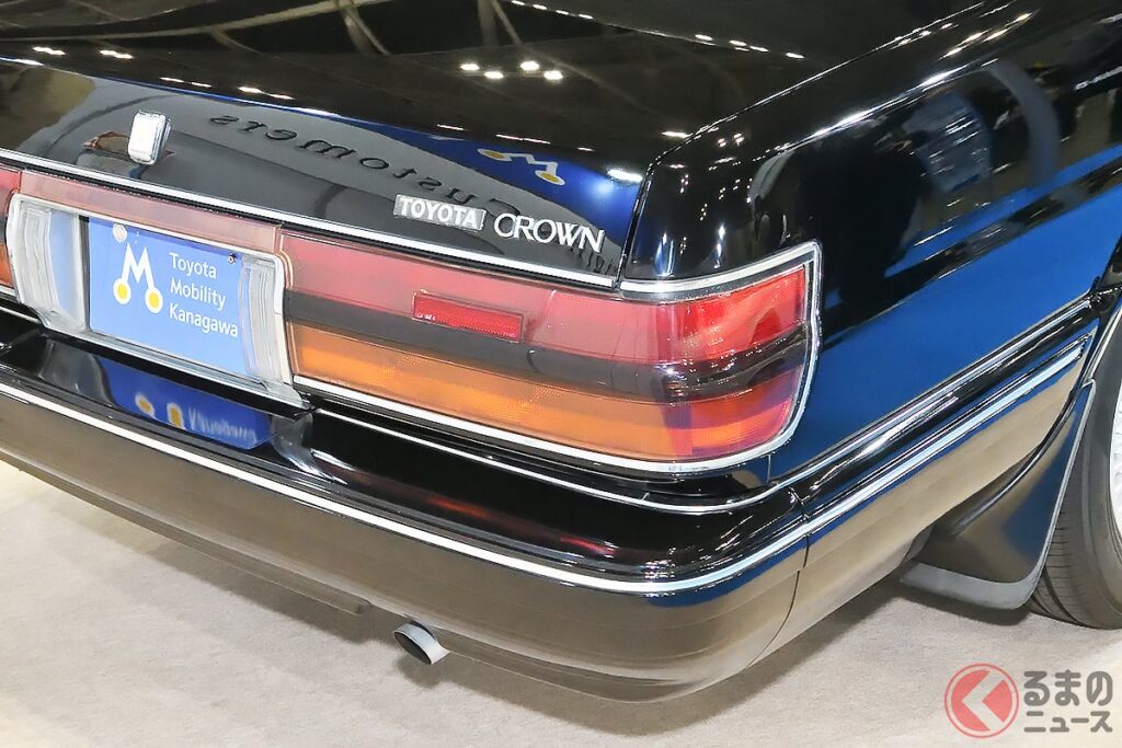 トヨタの「黒い高級車」実車公開! 九州で眠りについていた希少色の「40年モノ」ビンテージ! 美しく蘇った"おじいちゃん"の「130系クラウン」注目点とは – くるまのニュース 黒々と光る「“おじいちゃん”のクラウン」どんなクルマ?