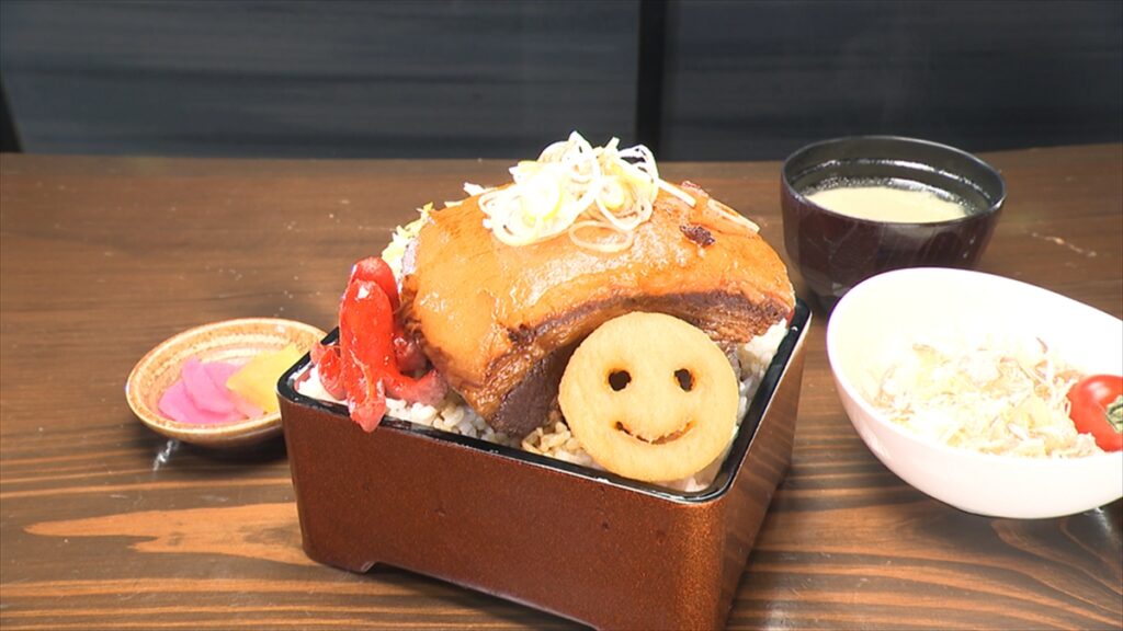 『オモウマい店』富山の定食店、名物“角煮重”は4日間煮込んだ500gの角煮がドンッ　巨大唐揚げ“爆あげ”も人気（TV LIFE web） - Yahoo!ニュース