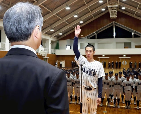 甲子園での活躍を誓う佐藤主将（右、徳島県阿南市で）