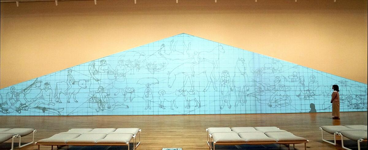 猪熊の原画を用いて、実寸大で再現された壁画「自由」（香川県丸亀市で）