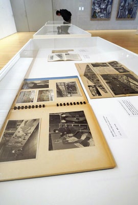 制作時の状況を伝える資料も並ぶ（香川県丸亀市で）