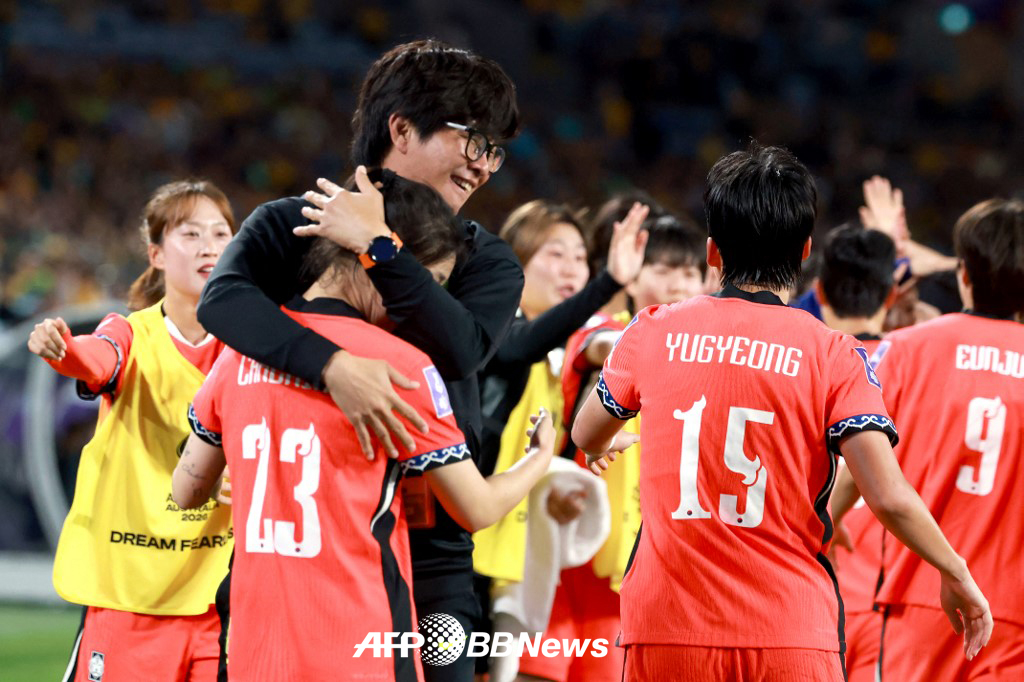 喜んでいるシン·サンウ監督と韓国女子サッカー代表チームの選手たち。 /AFPBBNews=ニュース1