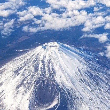 「冬の富士山をなめてる」とまた大炎上…外国人男女が閉山中に“スキー目的”で登頂し滑落、一人は重体 県警は「登山計画書の提出はなかった」（集英社オンライン） - Yahoo!ニュース