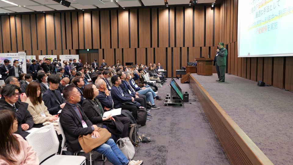 発表を聞くイベント来場者