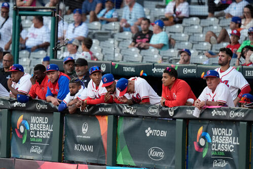 WBCプールA　カナダに敗れ、ベンチでぼうぜんとするキューバ代表（AP）