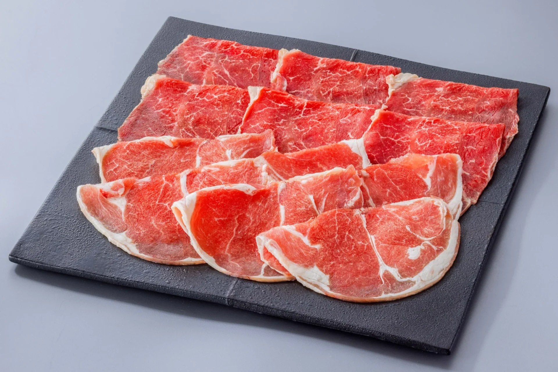 皿に盛られた新鮮なラム肉