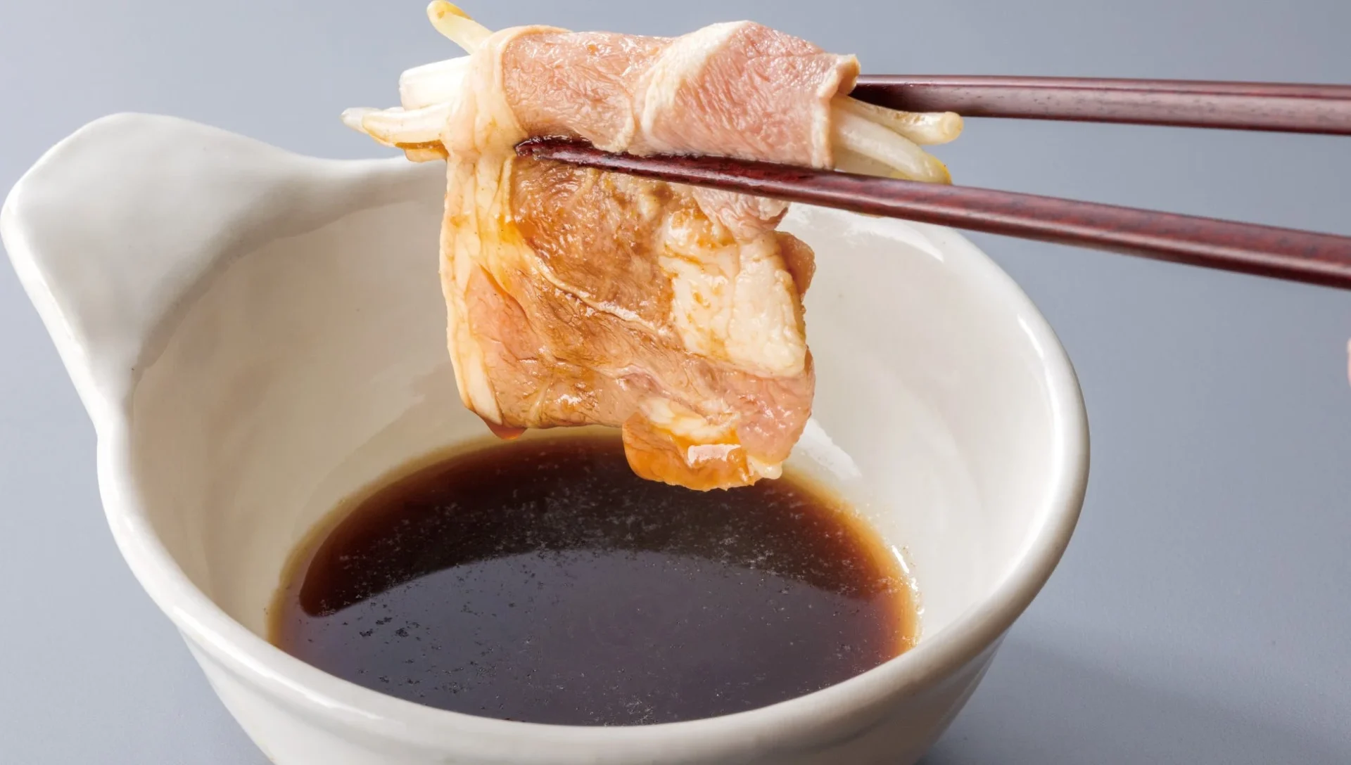 ジンギスカンだれにつけて食べるラムしゃぶ