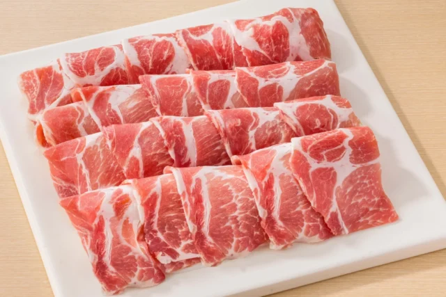 皿にきれいに並べられた六穀豚