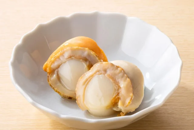 皿に盛られた北海道産帆立