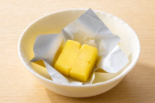 小皿に盛られた追加トッピング用のバター
