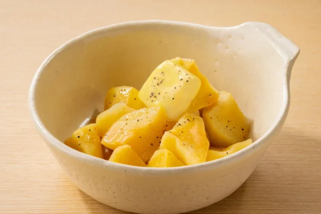バターと黒胡椒がけのじゃがバター