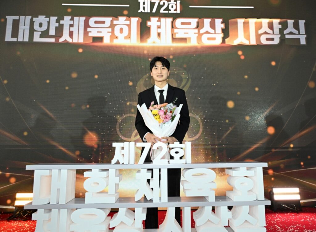 ‘シーズン11冠’ バドミントンのキム・ウォンホ、韓国体育会の体育大賞を受賞 | STARNEWS Starnews